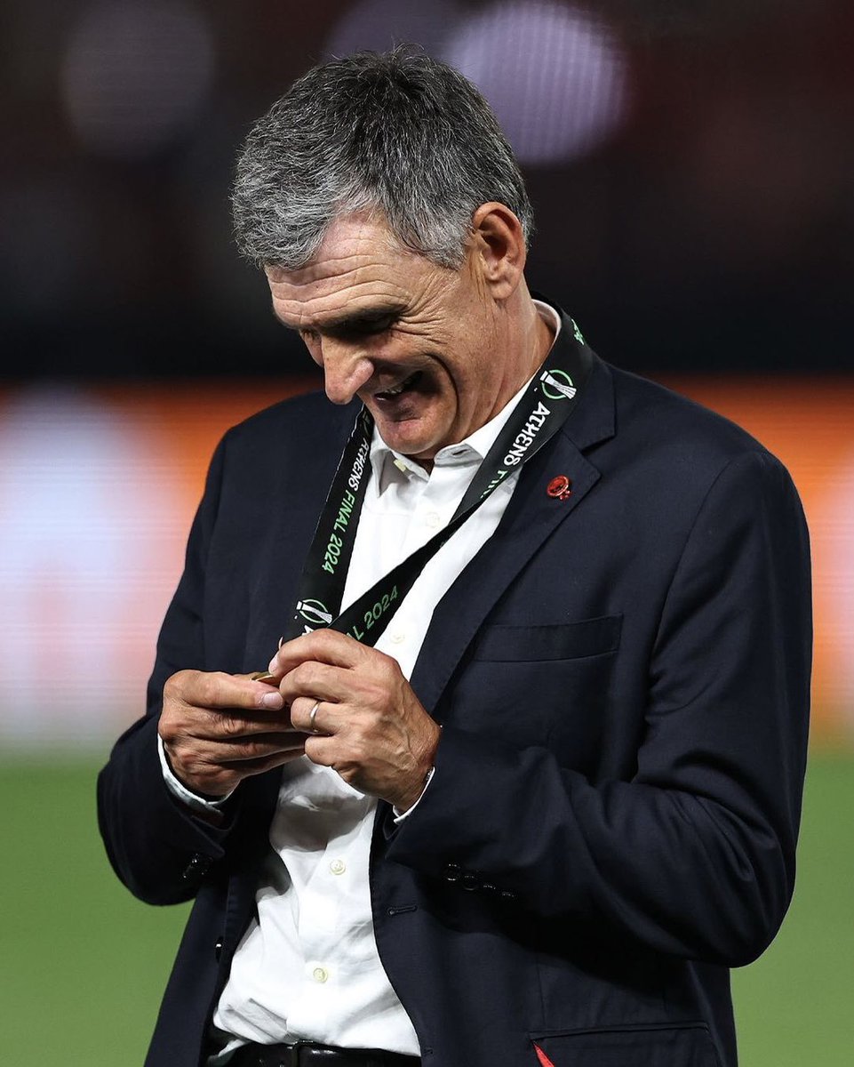 El fútbol es de los tipos como tú.

💘🥇 Te la mereces, Mendilibar.