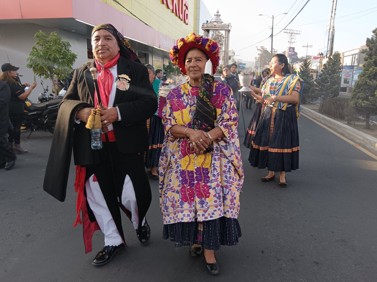 Se realiza procesión del Niño del Santísimo qué finalizará en la Iglesia Catedral de #Quetzaltenango Via @wgcolloy #EUXela