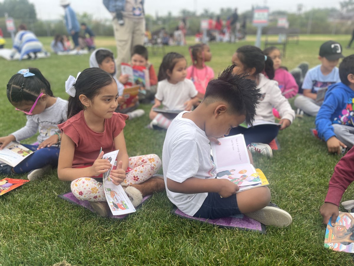 The students at Horton Elementary are ready for a Summer of Reading📚 Each received four new books today and got to hear from special guest readers including district leaders and local authors

#BetterSD #LoveOfReading #LiteracySkills