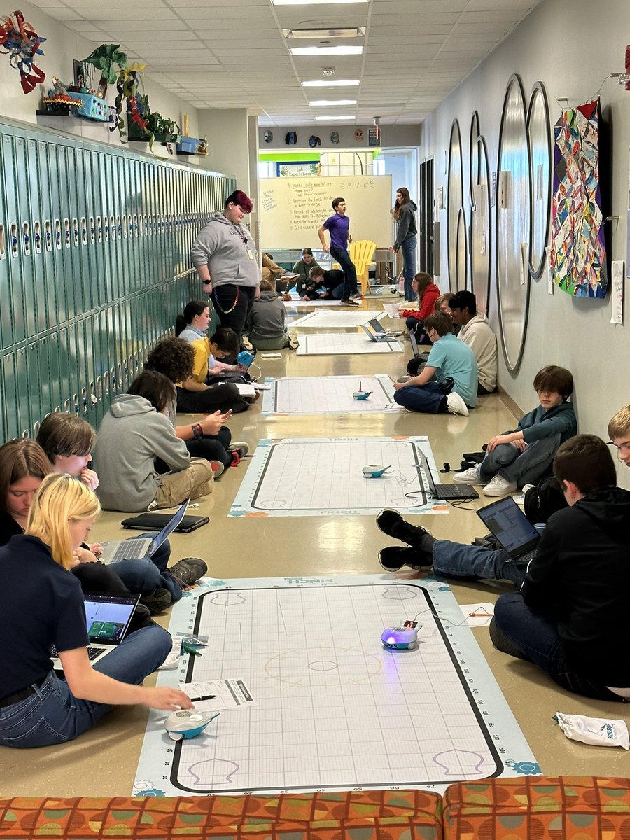 IT_with_HD's tweet image. So exciting to see #ourbmsa 8th graders using those #IT skills in their Pythagorean exploration with @tubbsmath being challenged to program the #Finchbots to draw &amp; analyze right triangles. Thanks to @OSLN &amp; @Battelle for helping us fund an amazing #integration #DesignChallenge