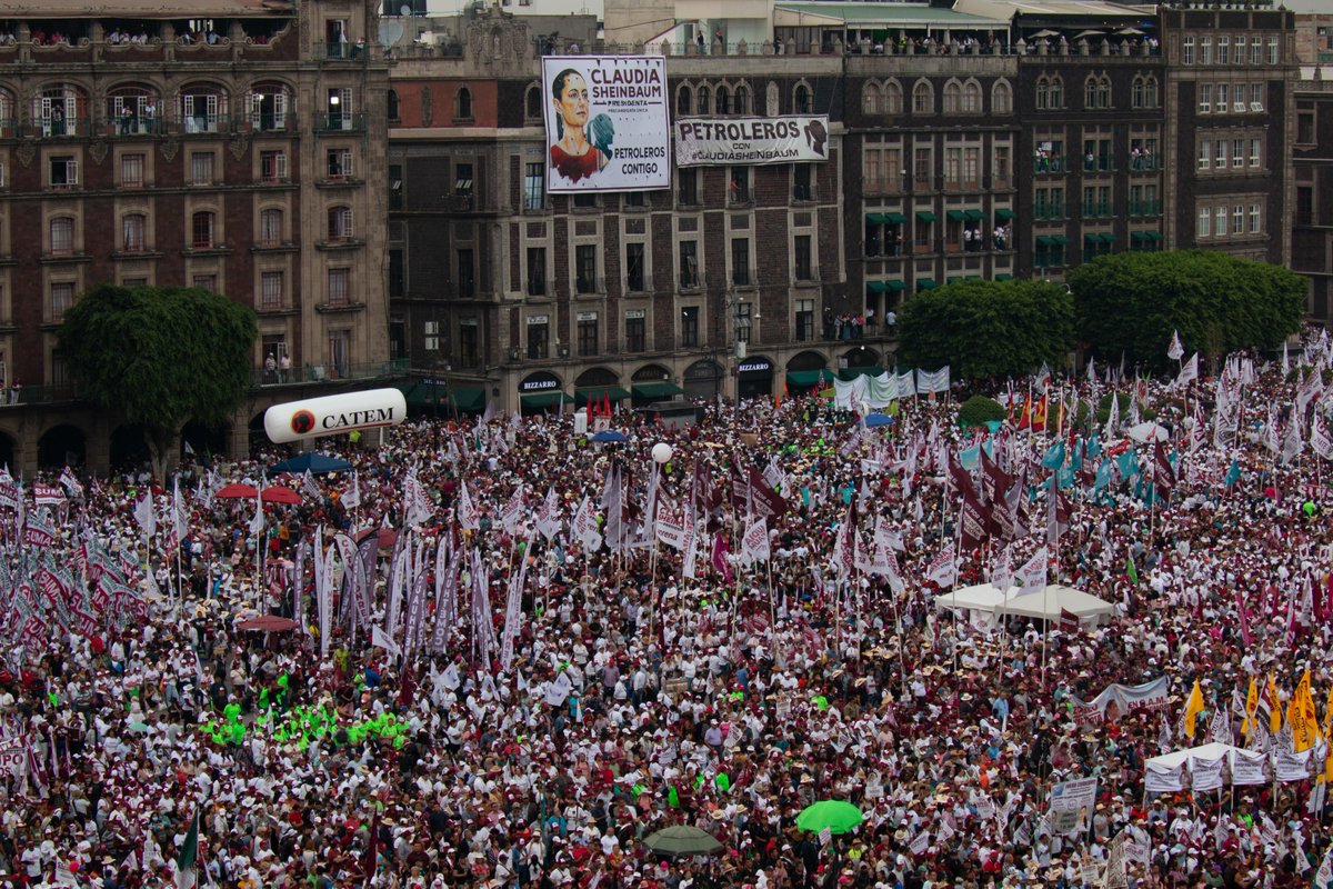 CeaseCruz's tweet photo. #CierreDeCampaña #ClaudiaPresidentaDeMéxico  
El #Zócalo de la CDMX a reventar, no cabe ni un alma,
apenas es la puntita de lo que se viene el próximo
domingo 02-jun-2024 😂💪👇 https://t.co/wNqxLsYmoC