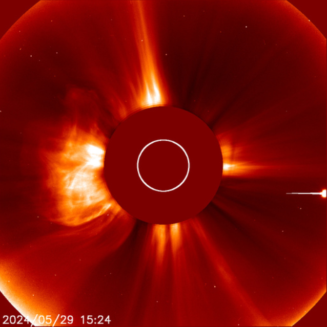 spacewxwatch's tweet photo. SOLAR STORM MAY IMPACT EARTH FRIDAY:
Earth may be grazed by a coronal mass ejection sometime Friday as infamous Active Region 3697, (formerly 3664) continues to impress with high activity. This afternoon saw yet another X-class solar flare and impressive coronal mass ejection which appears wide enough that a portion of it could be Earth-directed. If so, we could see minor (Kp=5, G1) or moderate geomagnetic storm (Kp=6, G2) levels late Friday. 
In the first picture, this NOAA/SWPC model run indicates that Earth may be grazed by the far flank of the CME late in the Zulu day on the 31st. Notice the increase in the green traces representing the near-Earth environment in the plasma density and radial velocity curves. The two large blue circles on the far left side represent top-down views of the heliosphere's density and velocity as if you were looking down from above the Sun. The Earth is the small green circle. Notice the extent of the large red crescent in the model output--this is the CME. 
The second picture is a picture of the CME in NASA's SOHO coronagraph imagery--the Sun's intense light is blocked out by an occulting disk so that the solar storm can be seen admist the Sun's corona, or outer atmosphere.
#spacewx @spacewxwatch