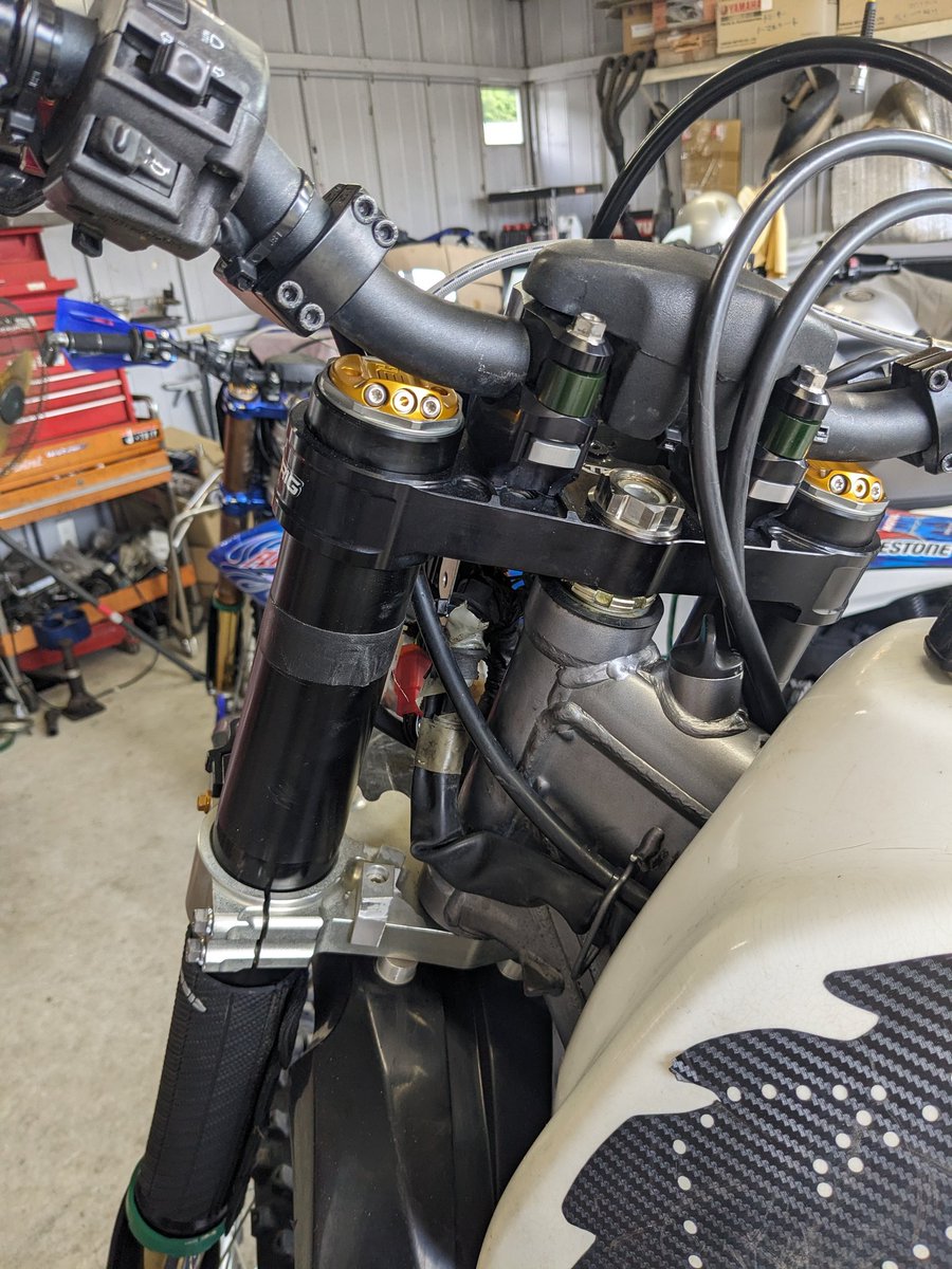 flair_line2004's tweet photo. 鈴蘭特別？仕様のXR250。
カートリッジが届いてしまったので、組み込みついでにRidgeCycleさんから購入していたブラケットも一緒に取付
社員ダイキに【XRで何がしたいの？】とか失礼なことを言われるが気にしません
フェアルさんのガードは4スト用が取付可能！
#JNCC
#RidgeCycle
#feal
#XR250 https://t.co/Pgn6QWVhXJ