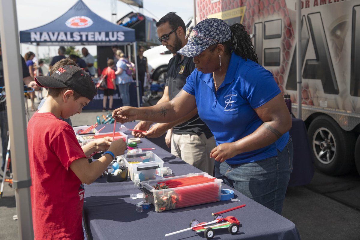 #ICYMI - @NASCAR hosting the Navy and other services over Memorial Day weekend at the Coca Cola 600. We honored Gold Star Families, enslisted new servicemembers and got some kids interested in Navy STEAM!
