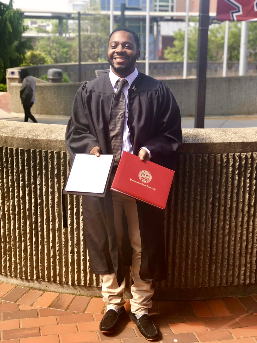 This is Akil Drake after he graduated from Youngstown State Univ in 2019. The former Penn Hills resident died in an explosion in Youngstown Tues. The blast shattered the facade of Realty Tower, which houses a Chase Bank where Drake worked, killing him & injuring 7 others @KDKA