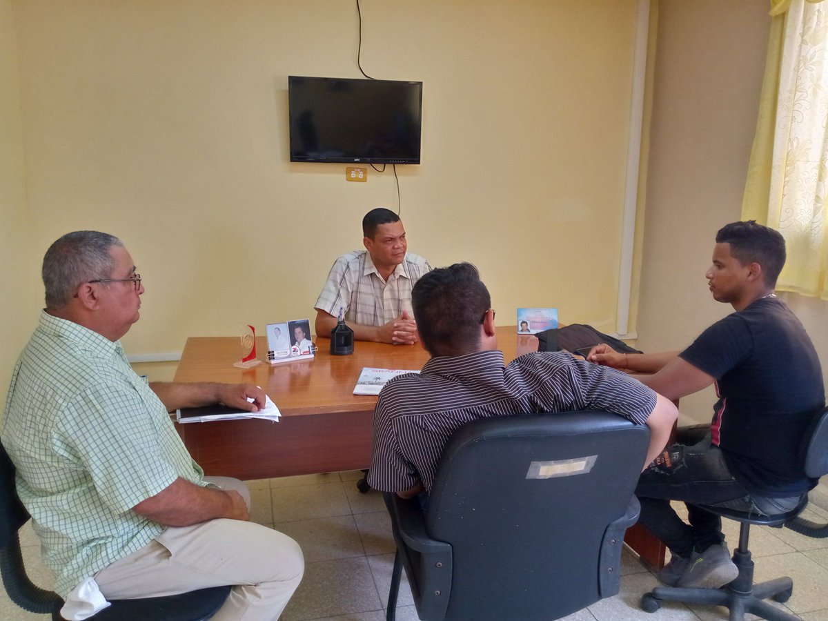 Hoy encuentro vital con la militancia del PCC y la UJC del @Tribunal_Granma, se debatió cómo fortalecer el centro y darle tareas a los jóvenes. Nos acompañó el M/B Político del Comité Municipal UJC en #Bayamo. Sin dudas una ocasión fructífera y muy importante.!!!!
#GenteQueSuma