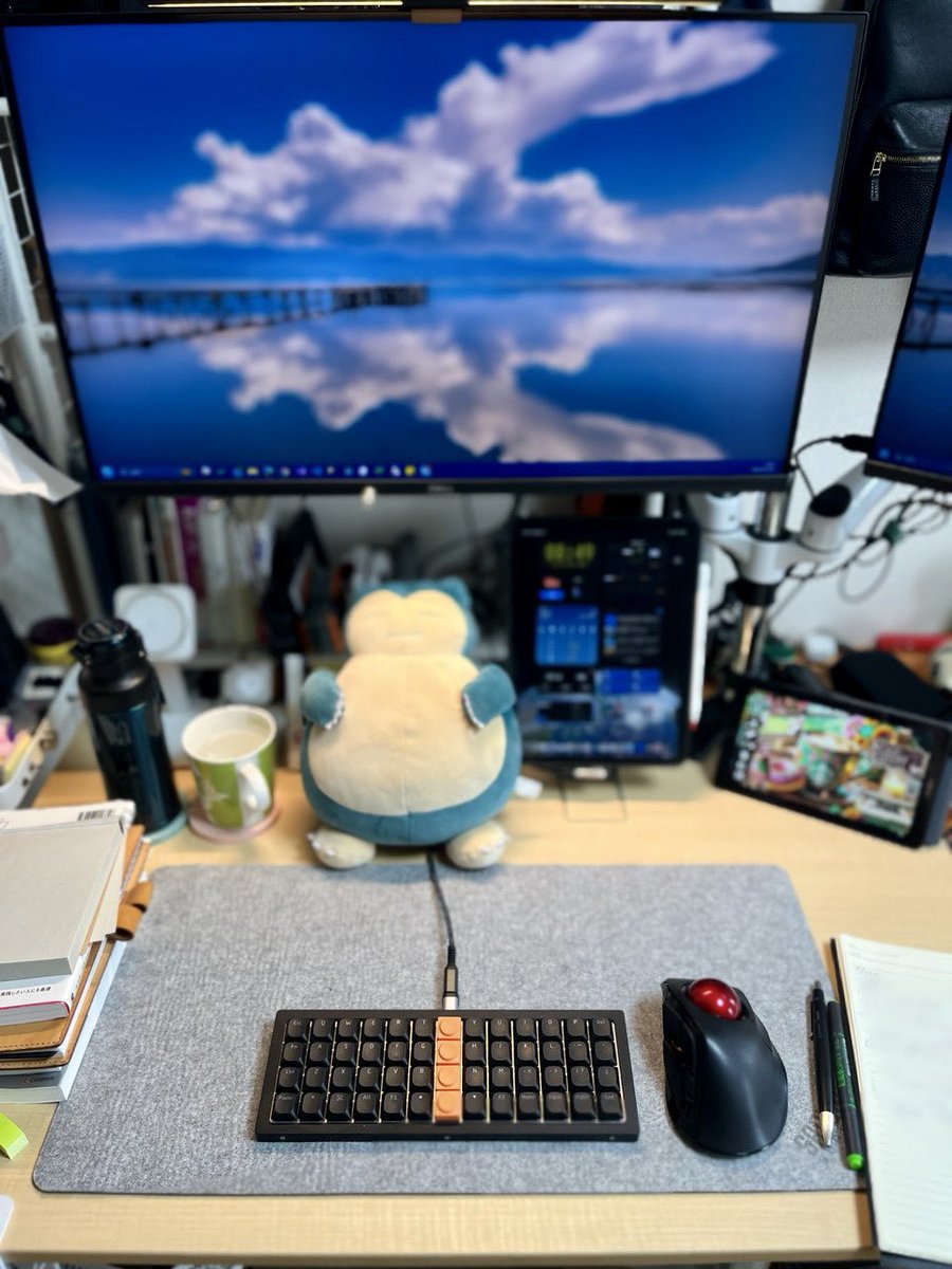 us_key51's tweet photo. 今日も #LALA50 とトラックボール🖲️
今日は朝活お休みしてたっぷり寝てスッキリです。朝からスタンディングで集中して仕事片付けていきます💨
#自作キーボード #デスク周り #狭デスク https://t.co/dPlZHV6RLQ