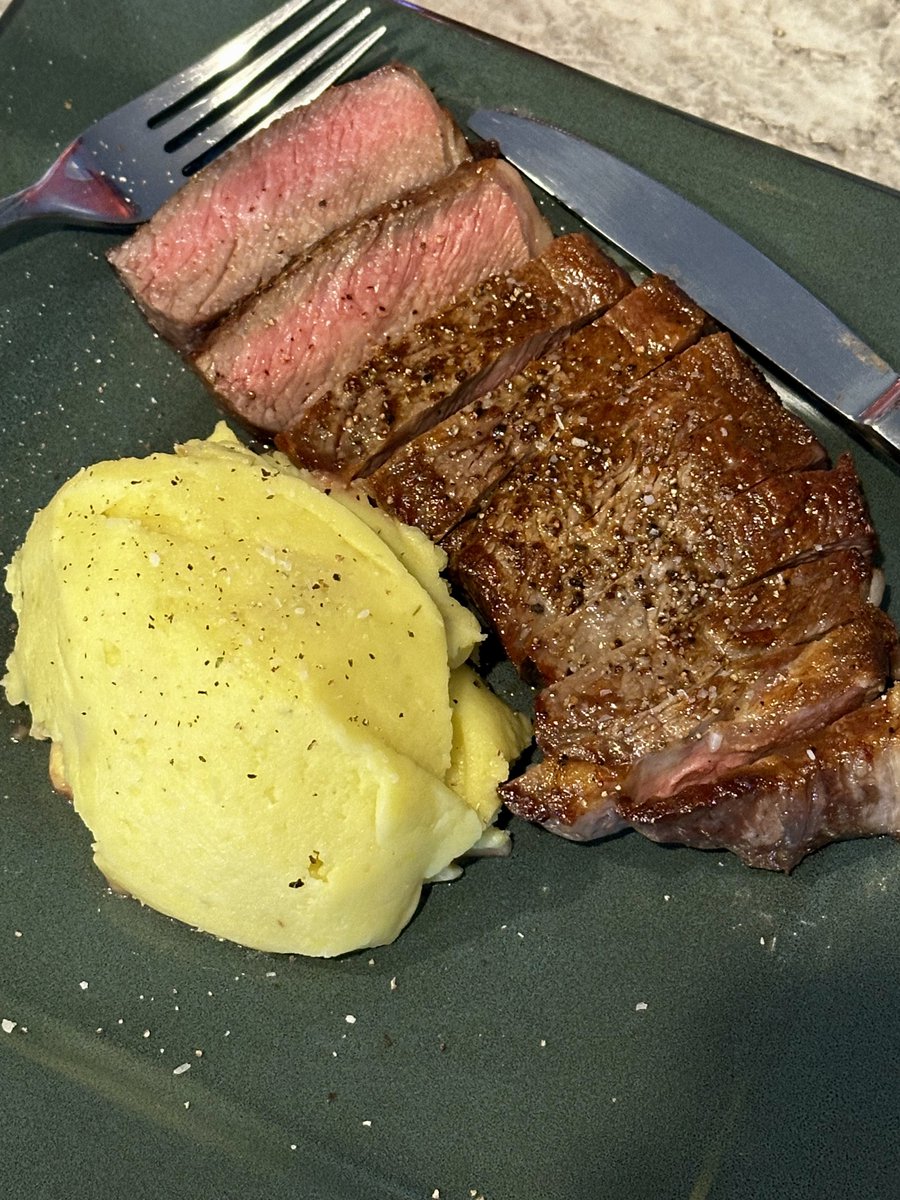 EuroEclipse's tweet image. I did a thing… got a @hexclad pan to replace my beat to crap nonstick pans.
Not bad for a 15 minute meal for 2 days.
I added garlic, salt, pepper, and ranch to the potatoes and whipped until smooth.
Nice medium rare on the steaks throughout with S&P.