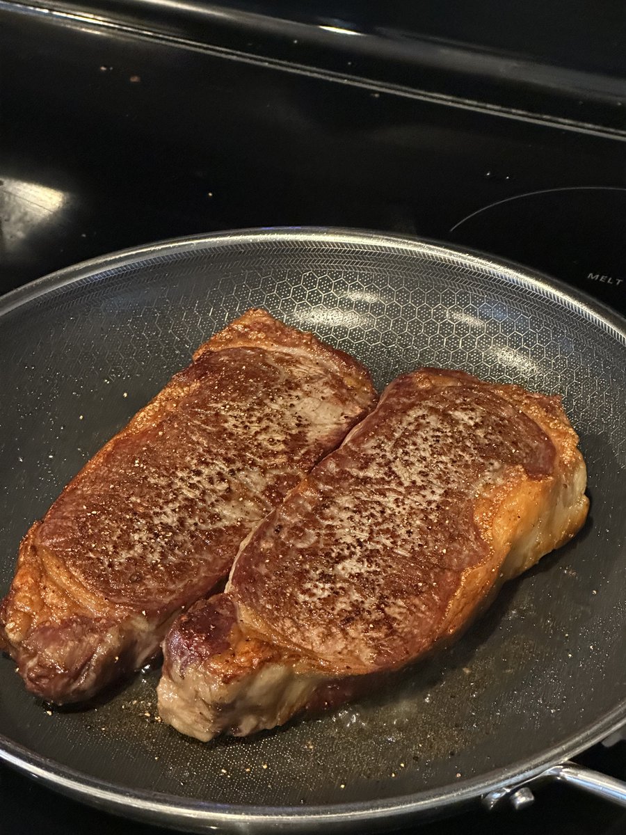 EuroEclipse's tweet image. I did a thing… got a @hexclad pan to replace my beat to crap nonstick pans.
Not bad for a 15 minute meal for 2 days.
I added garlic, salt, pepper, and ranch to the potatoes and whipped until smooth.
Nice medium rare on the steaks throughout with S&P.