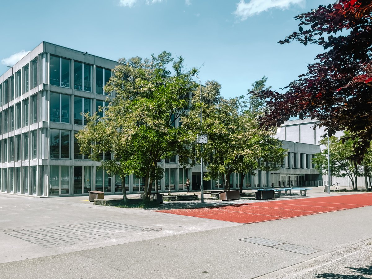 ピーター・メルクリ先生の彫刻の家以外の実作知らないな、と思ってたら毎日の通学路の学校を手掛けてた。
集合住宅に囲まれてる敷地で閉塞感を生まないように校庭が公園と一体化してる。今朝は50m走を測ってて子供達が盛り上がってる横を通ってきた。PCでコストパフォーマンスも良さそう。