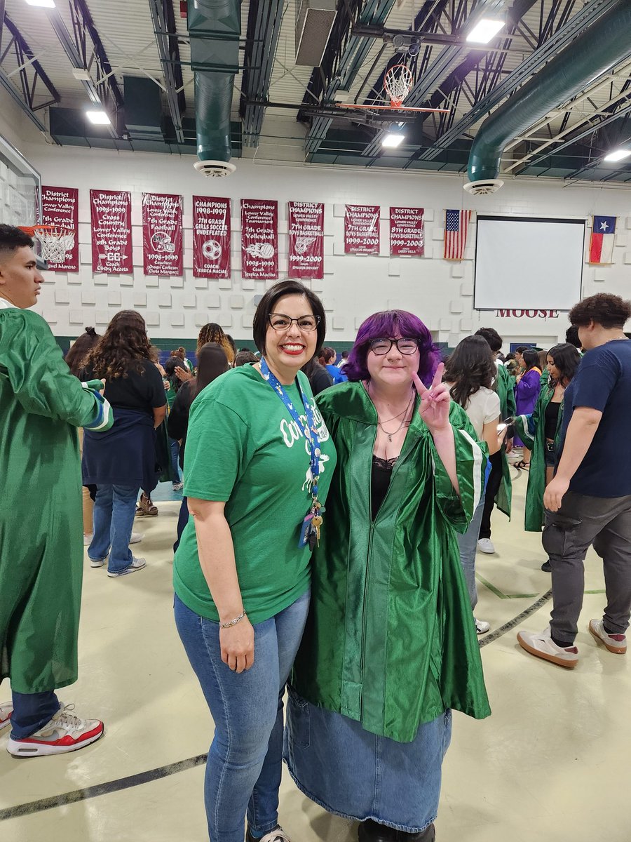 Beautiful day in #MooseCountry as we congratulate our 2024 grads! Absolutely loved seeing these wonderful Moose again! This librarian's heart is so happy! #TeamSISD #SISDLibraries