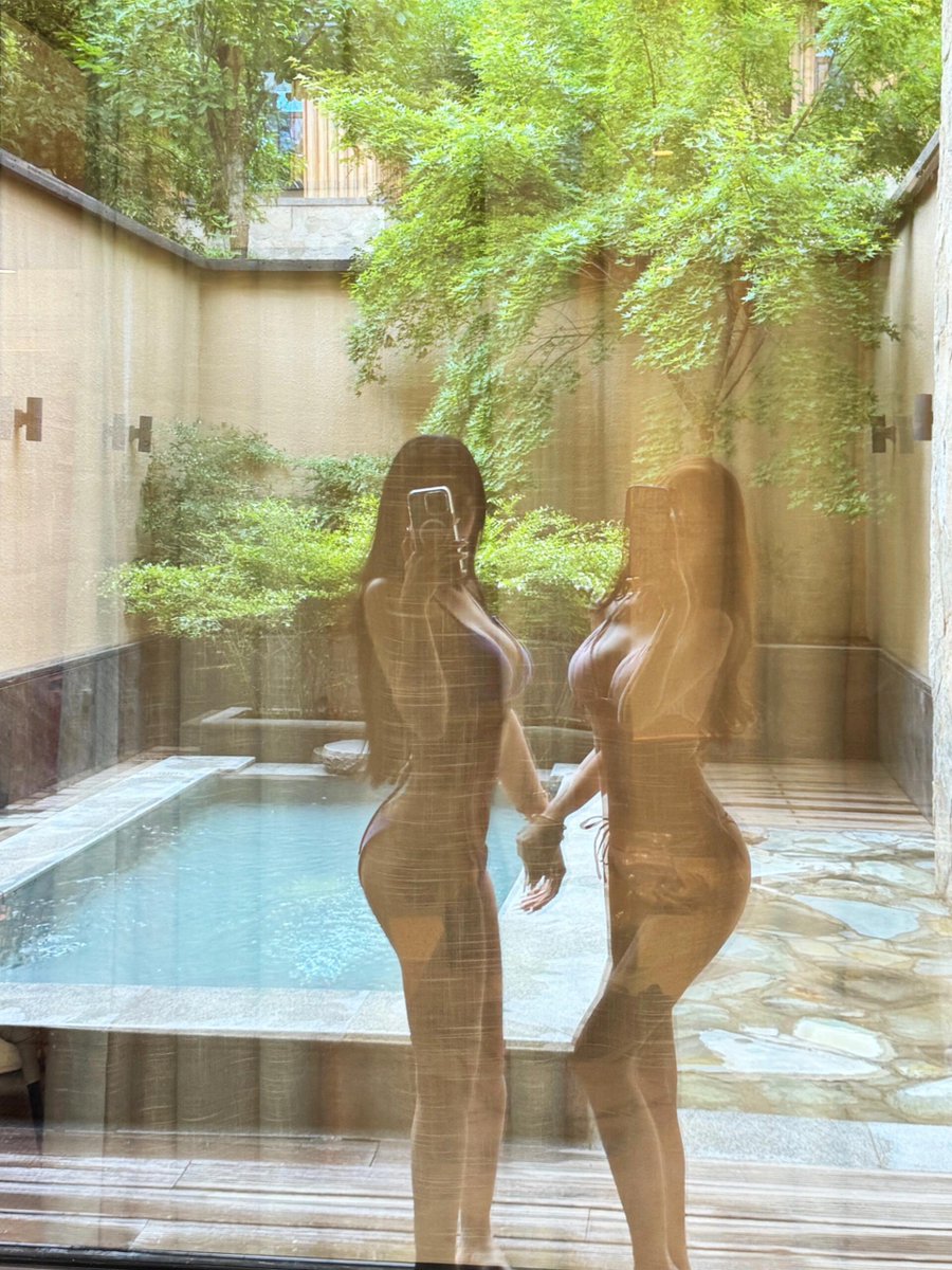 美人を見る時はまず目を見て彼女があなたを見ていなければ次に足を見ます