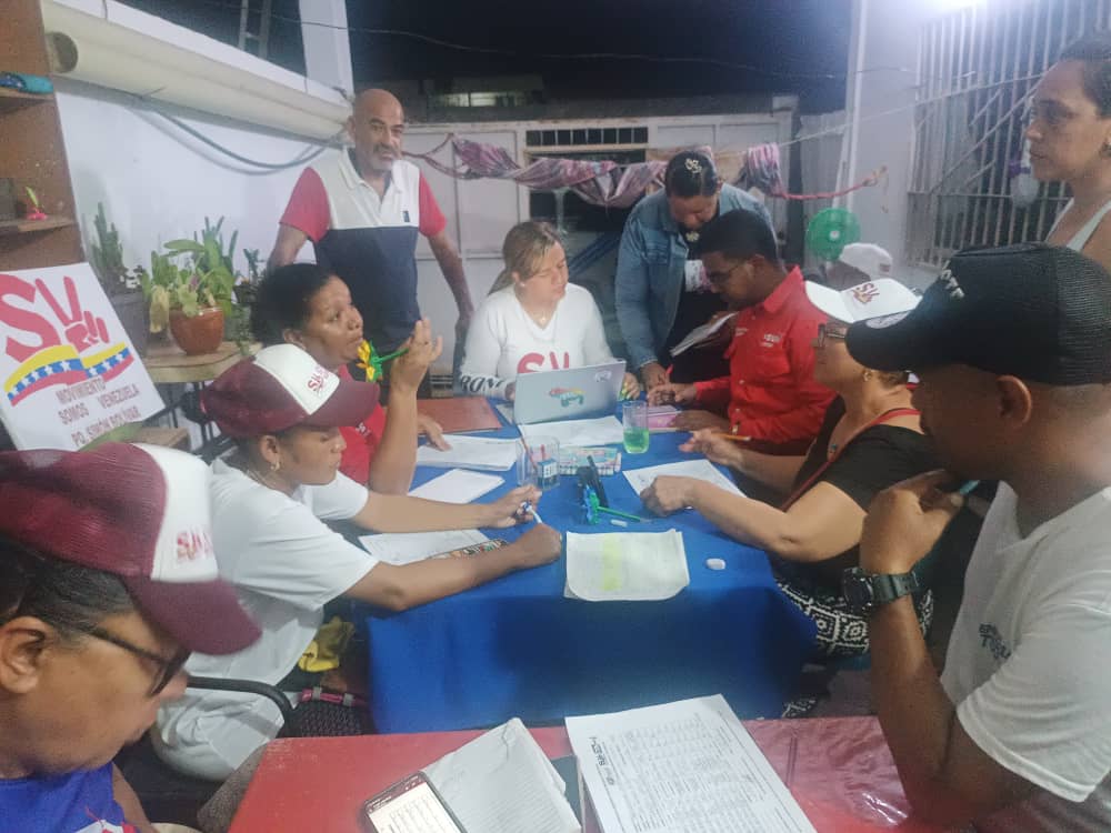 <a href="/OviedoPSUV/">Tito Oviedo</a> Organizar para vencer, estamos revisando nuestra vanguardia de la Pq Simon Bolivar. ¡Felicitaciones! en este momento 8:15pm han logrado el 100% de las Brigadas Codificadas. Rumbo a la Victoria perfecta de nuestro Candidato <a href="/NicolasMaduro/">Nicolás Maduro</a> 
#SomosAmorEnAcción
