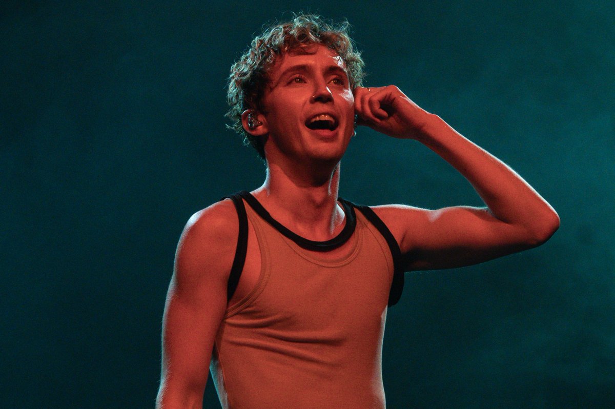 etnow's tweet photo. Troye Sivan's face card, no cash, no credit. https://t.co/QkWuGZB8JA