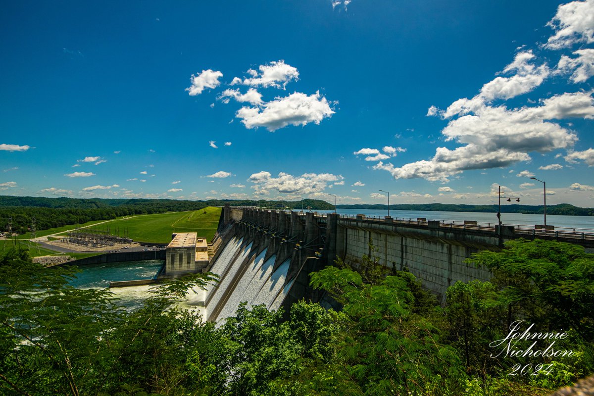 8 of 9 Spillways open at Wolf Creek Dam #kywx #ekywx @TomAckermanWx @BillMeck @spann @AndrewWMBF @nwsjacksonky @JenNimePalumbo @jsmithwx @brobwx @jloganwxguy @weatherchannel @JimWKYT @WeatherNation @JimCantore @cjwxguy56 @Kentuckyweather @MarcWeinbergWX