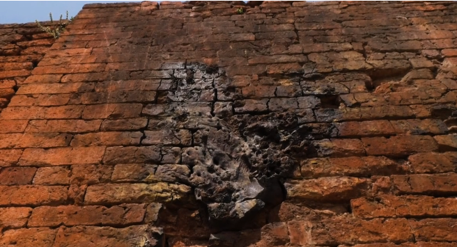 OriginsOfIndia's tweet photo. Hien Tsang studied at Nalanda University (630-643 CE). 
While returning to China, he carried 667 books on 20 horses.

Muhammad BK, an invader, set fire to the Nalanda Library, reversing millennia of human progress.

👉🏾 https://t.co/Pb9ZhuDONz

#Hindu #Hinduism #Sanatan #Sanatana