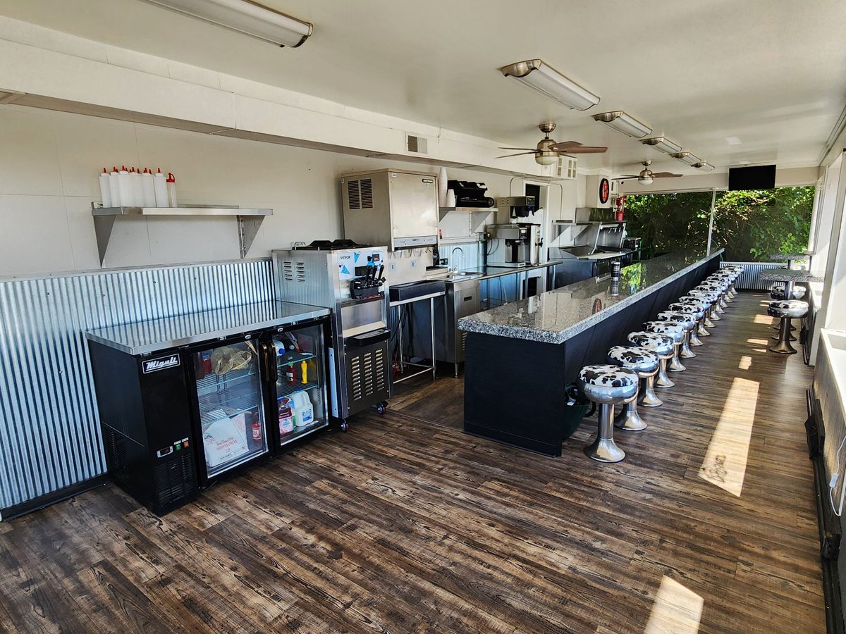 The iconic Spare-Time Grill in Alexandria, known for its 1950s-style diner, is set to reopen under new management. Read more: tinyurl.com/ybh4j5dn?utm_m…