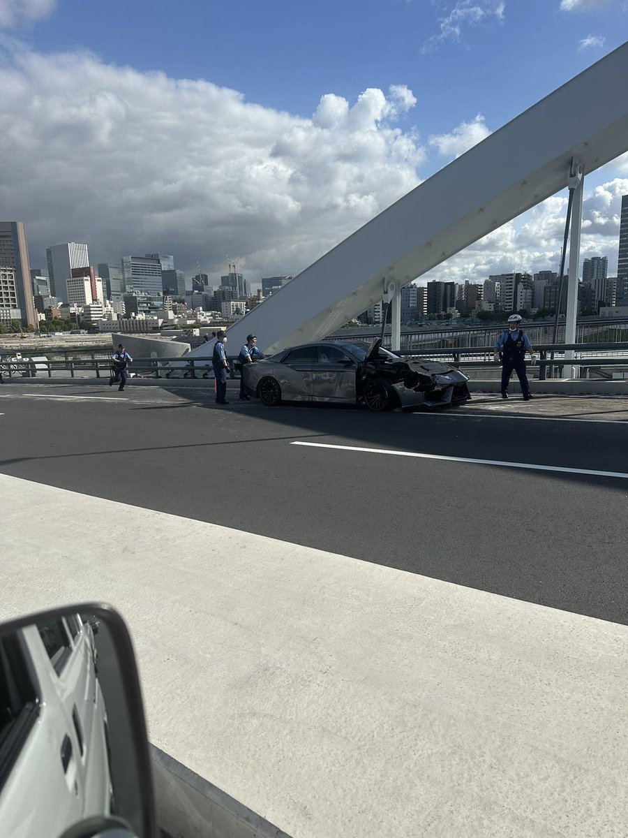 朝からこんな事故写真が送られてきたけどこの車って....🫢