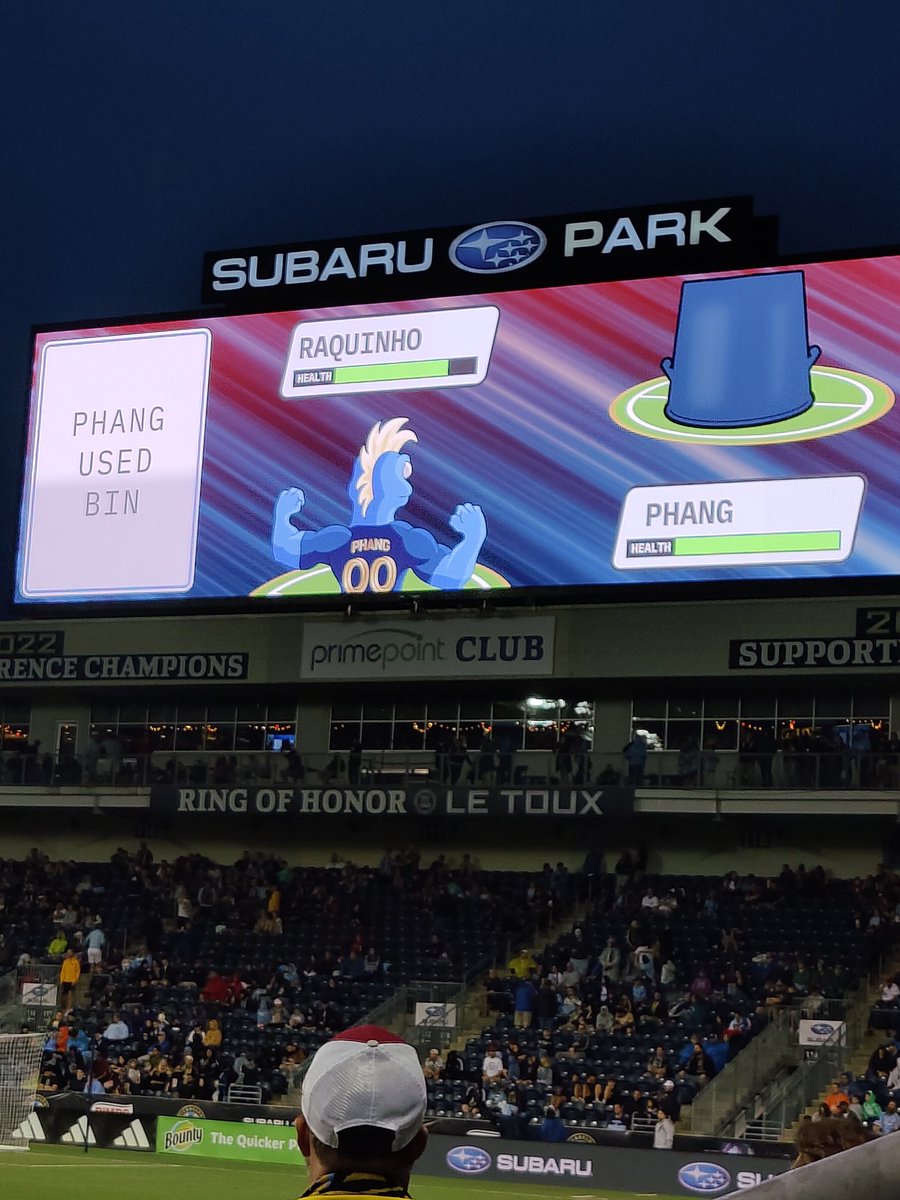 sexyhoagie's tweet photo. BEST HALFTIME ENTERTAINMENT EVER!!! #DOOP @PhilaUnion #raquinho 🦝✨ https://t.co/nip9RV3QUB