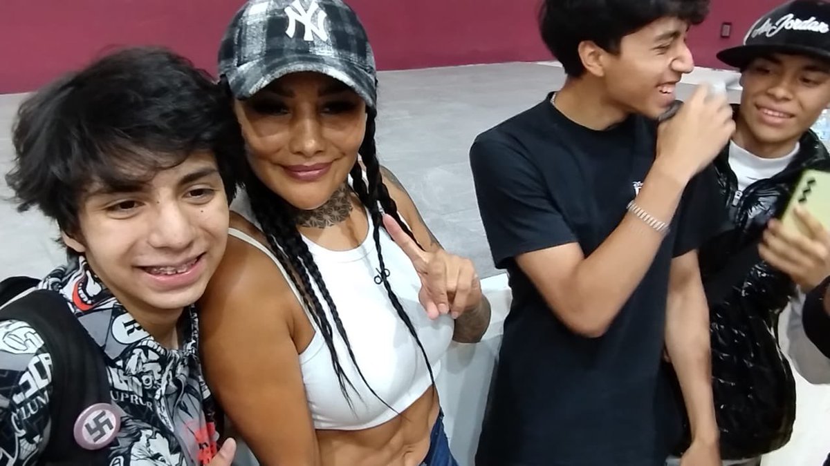 IPN_MX's tweet photo. La cuatro veces campeona mundial de boxeo, Mariana "Barby" Juárez, impartió esta tarde una conferencia sobre prevención de adicciones dirigida a estudiantes del #CECyT6.  La atleta relató pasajes de su vida y los ejemplos que le han tocado vivir relacionados con la adicción a las drogas; detalló además su crecimiento y desarrollo como persona y boxeadora profesional a partir de esa situación.

@maryjuarezcute