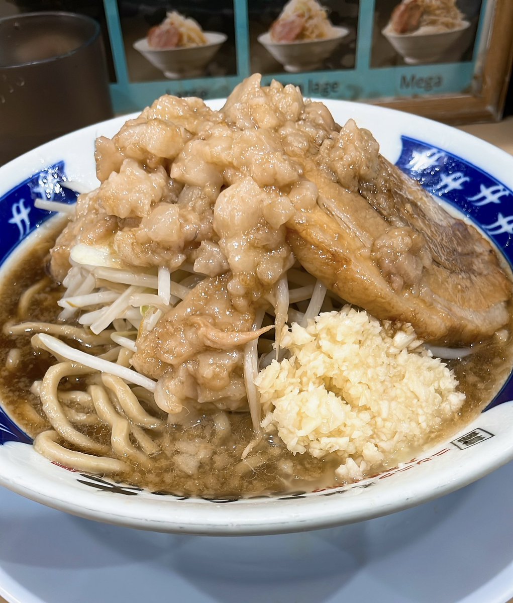 ラーメン二郎歌舞伎町店の炎上に心を痛めたので、ラーメン大に行きお見舞いしました インスパイア系なので全く関係ないけど…ニンニクとアブラをトッピングしました カネシ強めでした アブラ甘め 麺は太くて食べ応えがありました
#ラーメン #ラーメン大