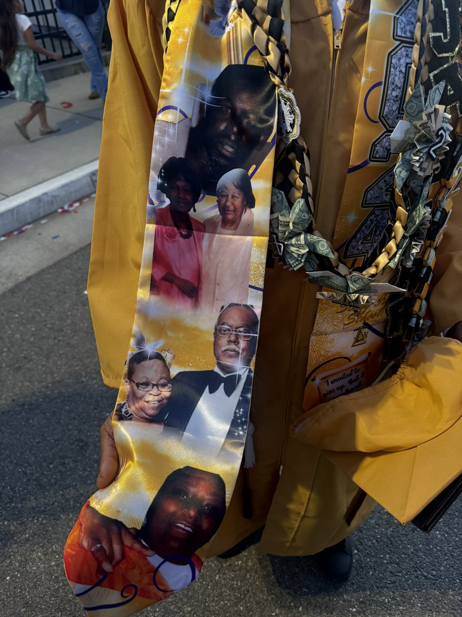 cyrbsidetumone's tweet image. Yesterday my son graduated high school so proud of him keep going up son 💪🏾✊🏾💯💯💯 #prouddad #congraduation #onedown #wishmamaanddadwerehere