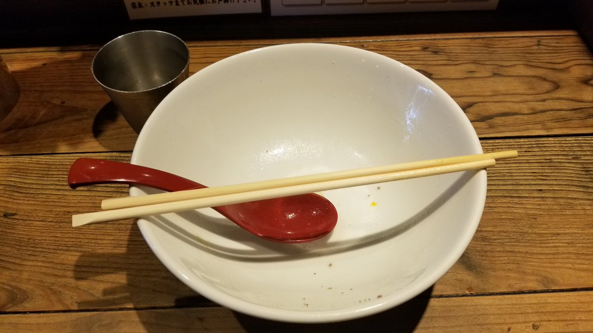 お疲れ様です。
西新宿 麺屋 翔 軍鶏特製塩ラーメン1500円を頂いて参りました。
着丼。
座っている鼻元まで香る鶏。
澄んだ黄金のスープから、ここまで鶏の濃厚な味わいに旨くて感動！

麺は、細麺ながらモチモチ感が💮
数種のチャーシューも皆◎
そして一番の存在感を出すのが、メンマ💮

#麺屋翔