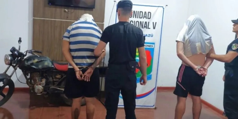 #Justicia #Prisionpreventiva #RoboAunHotel 

Prisión preventiva para el dúo que robó casi $3 millones de un hotel de Puerto Iguazú 

Más información:
actualizateiguazu.com/v3/2024/05/29/…