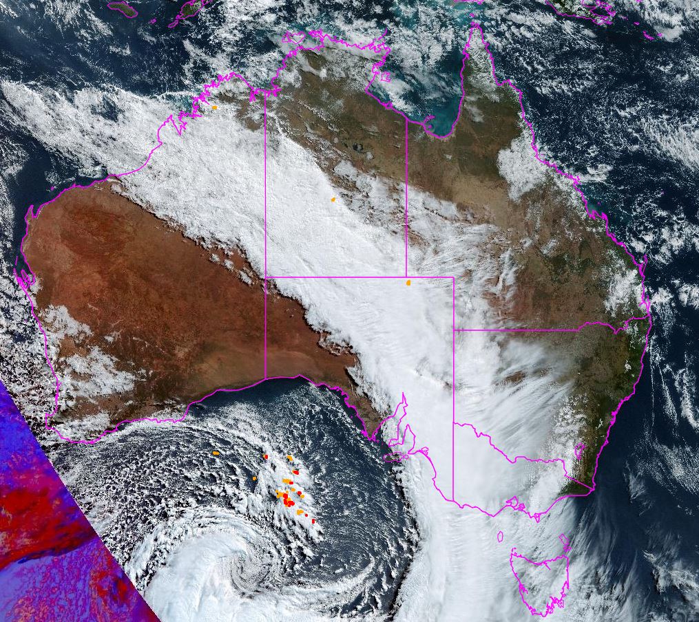 🛰️Satellite imagery this morning shows a large northwest cloud band streching across the country. This will push into SW Qld today, shifting east towards the coast over the weekend, bringing rain to southern and central Qld. Rainfall forecasts on meteye: bom.gov.au/australia/mete…