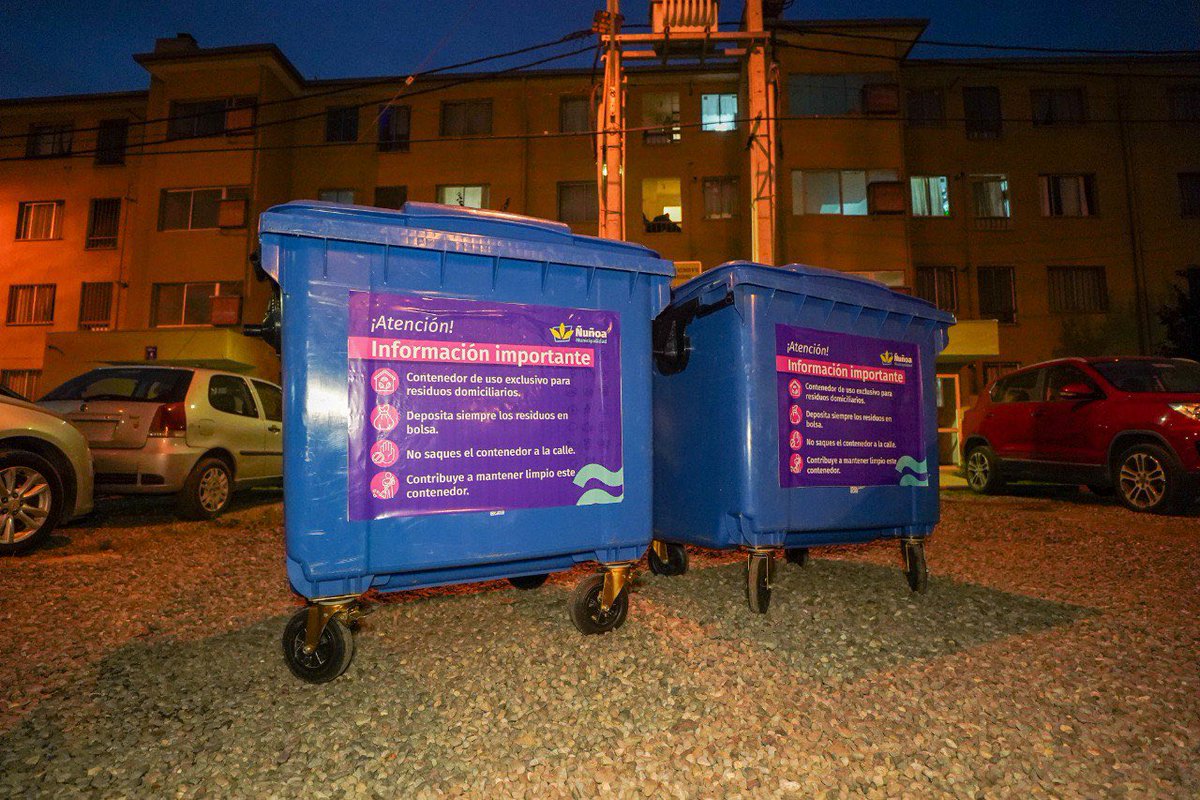 💚 ¡Por una Ñuñoa más limpia! 🗑

Durante esta jornada, las direcciones de Medio Ambiente, Desarrollo Comunitario y Seguridad Pública, entregaron 5 contenedores de basura de 1.100 litros de capacidad para la Villa Canadá.

💯 Esta iniciativa se suma a la entrega de contenedores