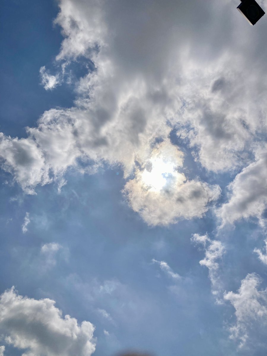 おはよーございます🤗

今日も良い天気〜☀️
明日から崩れる日が増えそうだけど、気圧の変化で頭痛が起きやすい方は、

今のうちに耳を気持ち良い程度にモミモミ引っ張ってマッサージしてセルフケア☝️

『快眠プライベートサロン RESET』ではヘッドスパがオススメです😊

#気圧の変化 #頭痛