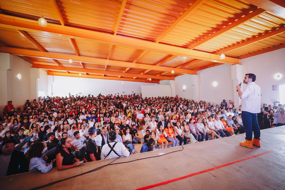 ¡50 UNIVERSIDADES EN 3 MESES! 🧡 Nunca antes un candidato presidencial había visitado tantas universidades en una campaña y escuchado a miles de jóvenes en todo el país. Gracias por ayudarnos a hacer posible lo imposible, ustedes cambiaron el rumbo de este elección y este