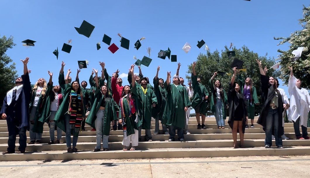 NISDmartin's tweet photo. 🚂 Oh the Places you will go!
2024 Senior Walk and our 5th graders following in their footsteps!
#MartinProud https://t.co/BAqpgIs0pT