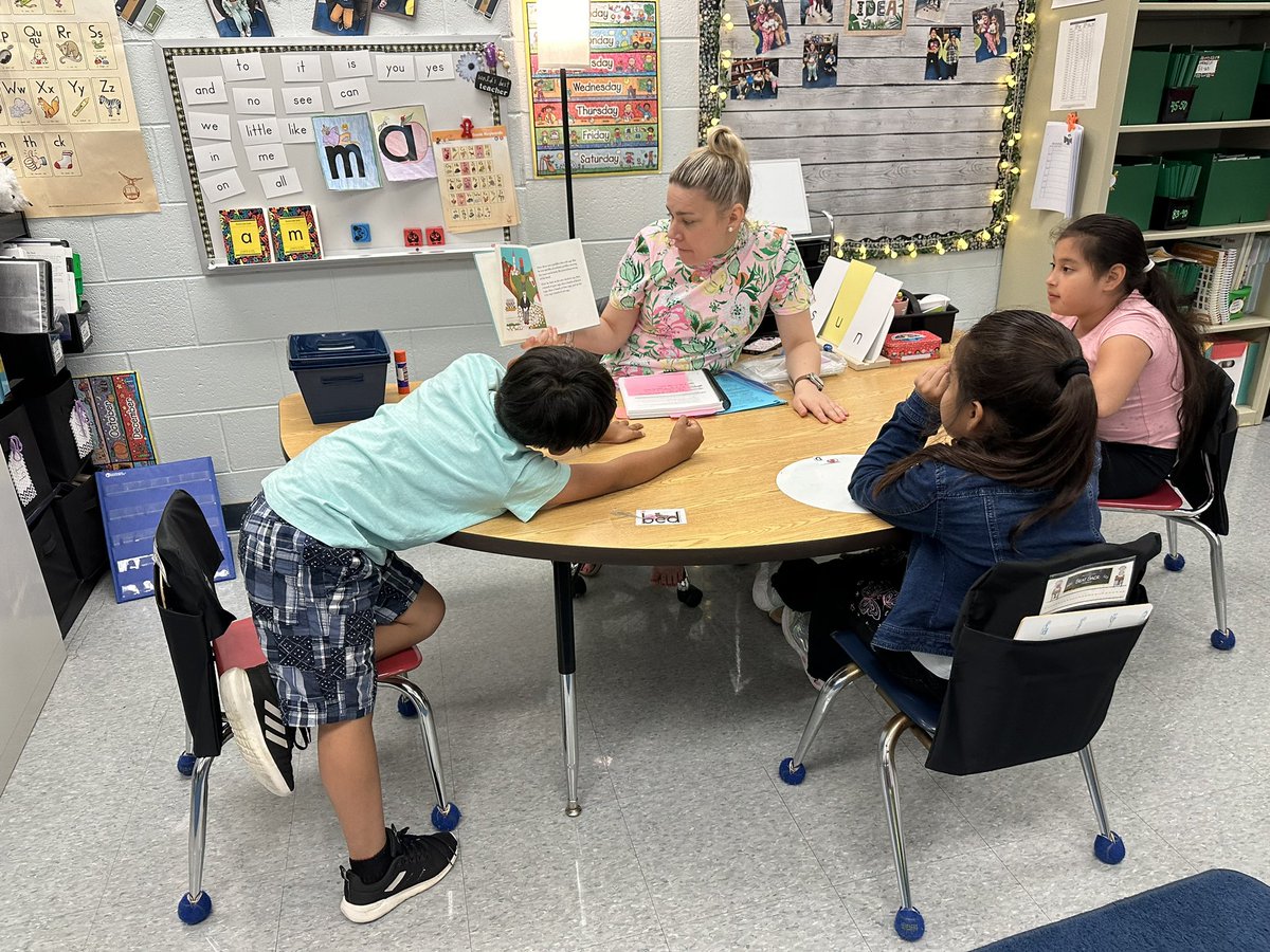 So thankful to have a literacy coach in our building to collaborate with. Thank you <a href="/MsRoweLiteracy/">Kari Rowe</a> for sharing your new training with us!!! <a href="/desmaresschool/">Desmares School</a>