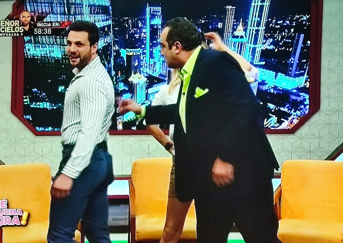 Que chulito se ve 🔥 esos outfits formales me encantan 
#EscuchandoSabemosmas
#NicolaPorcella