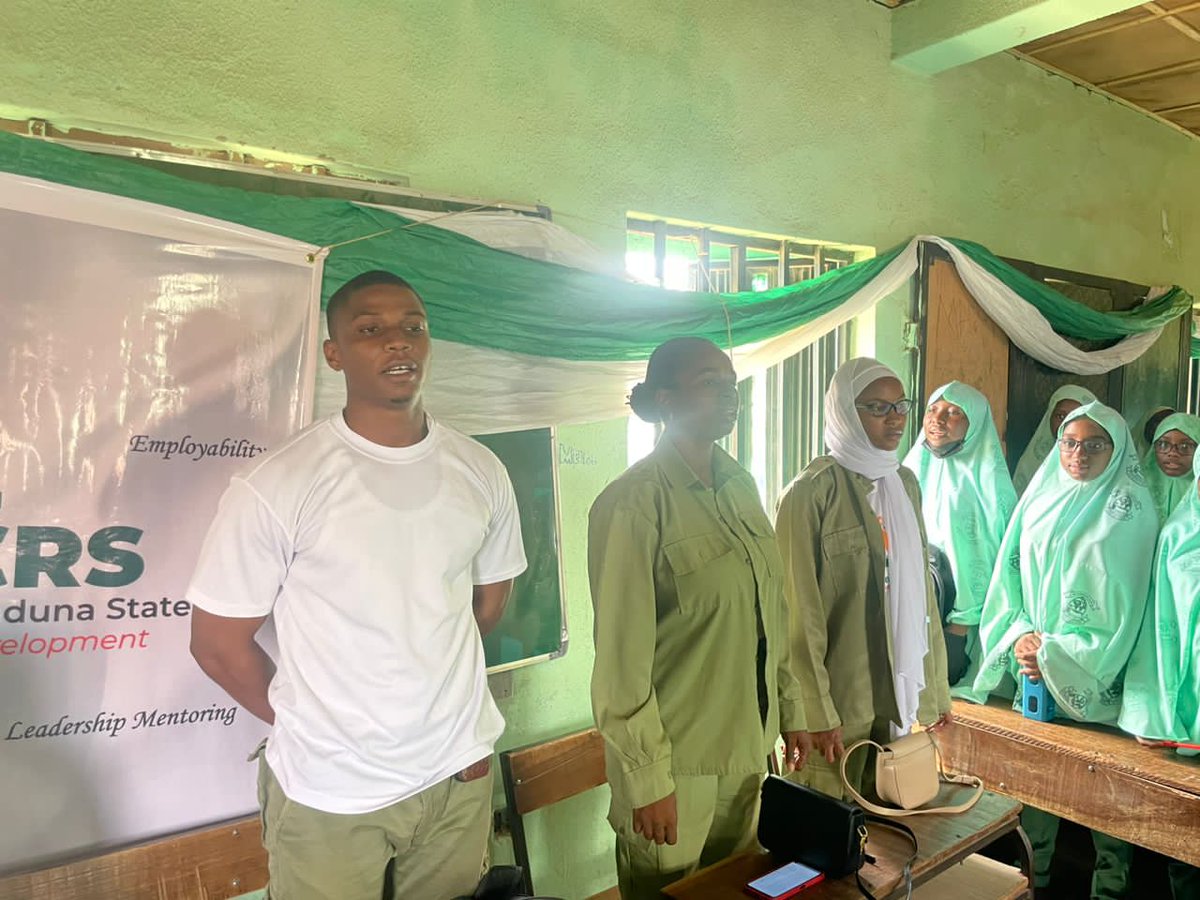 dodeel_cds_kad's tweet photo. Dodeel Kaduna CDS group held a school adoption program Tagged- DIGITAL LITERACY at ANSAR-UN-DEEN SOCIETY, COLLEGE KADUNA. 

The students were ighted on how to leverage technology in education to make their learning easier.

They were wonderful pupils and it was a great experience https://t.co/tVXBgjkFHj