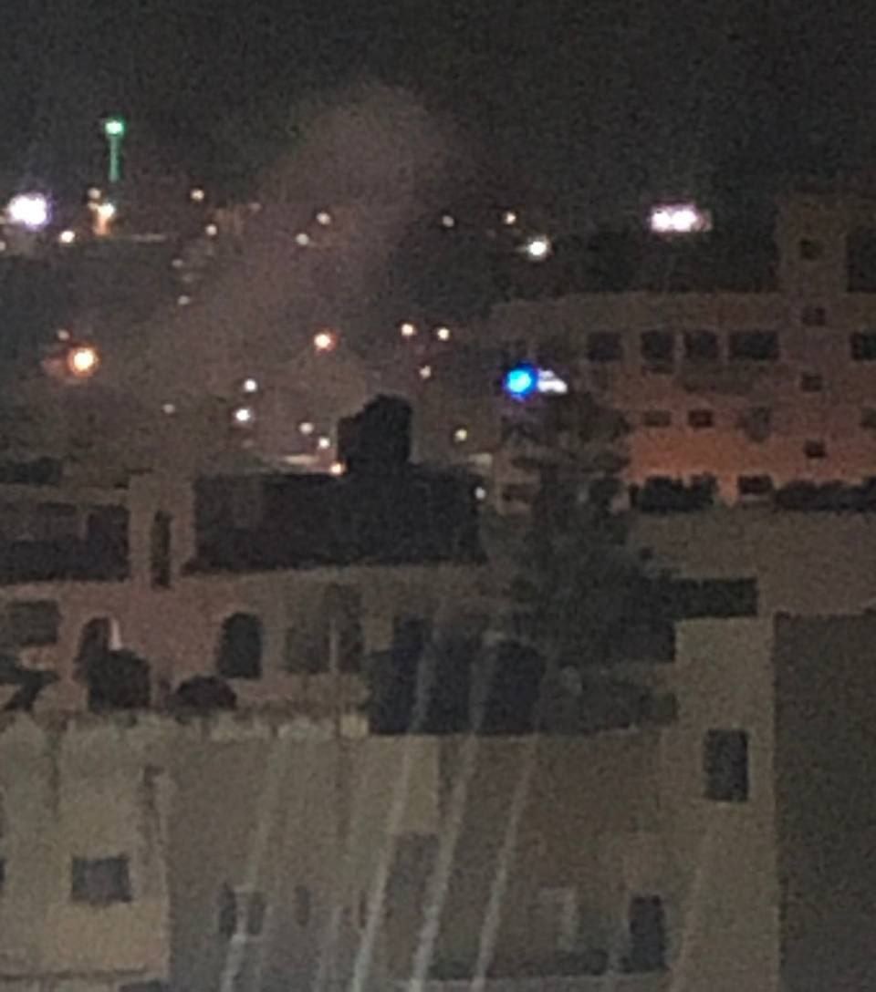 Batı Şeria... Bu gece patlatılan araçtan dumanlar... Tubas kentine yönelik devam eden baskın sırasında işgal güçleri EYP ile hedef alınıyor. #KassamTugayları #KudüsTugayları #Perşembe #RafahOneFıre #Hamas #Kuduz Netanyahu Yahudi Teröristler