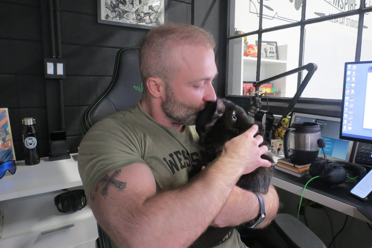Happy International Hug Your #Cat Day! 💜