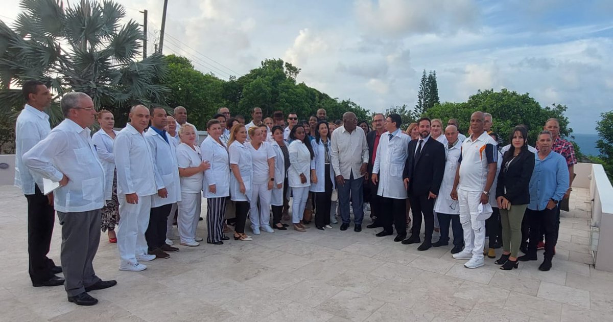 #BrigadaMedicaAntiguaBarbuda 
Fructífero encuentro de la #BMC en Antigua y Barbuda con el Vicepresidente Salvador Valdés Mesa y la delegación que lo acompaña, poniendo en alto el nombre de nuestra Patria en la solidaridad y el internacionalismo.
#CubaCoopera 
#SomosCuba