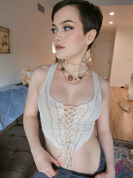 get this bitch an iced latte and a few dead presidents https://t.co/cyKxWczXJT