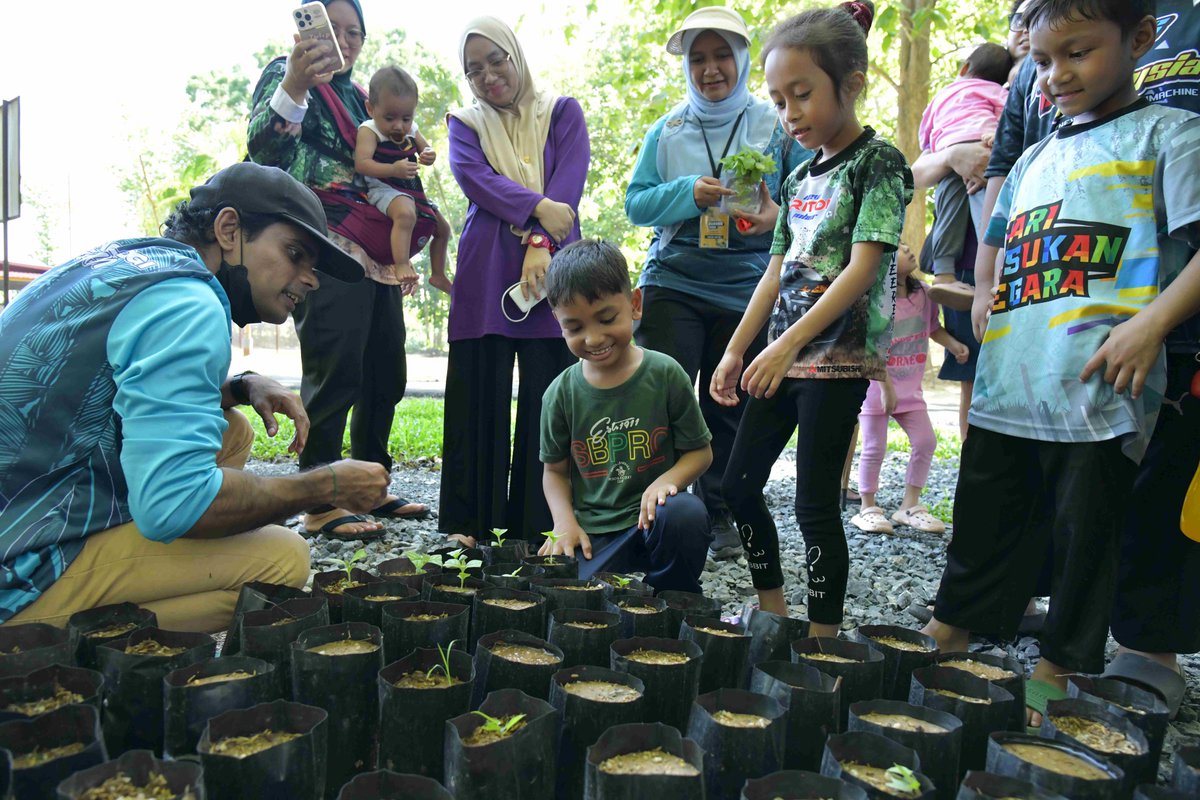 FRIMKepong's tweet photo. ๐๐ถ๐ฑ๐ฑ๐ฒ๐ป ๐๐ฒ๐๐ ๐ญ.๐ฌ oleh @FRIMKepong
๐#StesenPenyelidikanFRIM (SPF) #Perlis
๐
24-26/5
KP FRIM umumkan penjenamaan semula #SPFPerlis sbg โ๐ง๐ฒ๐ฎ๐ธ ๐๐ฐ๐ผ ๐ฃ๐ฎ๐ฟ๐ธโ
- destinasi pelancongan & pemuliharaan alam semula
- pusat pendidikan & penyelidikan
#Biotech_FRIM https://t.co/XaxG0W0cdX