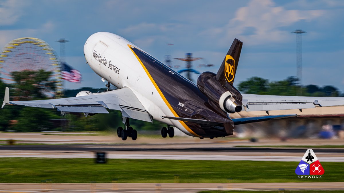 Spent the afternoon at @UPS Worldport yesterday and snagged a few MD-11's during the afternoon mass launch. These will become extinct in the near future. Here's a few of N287UP on the way to Anchorage, AK.