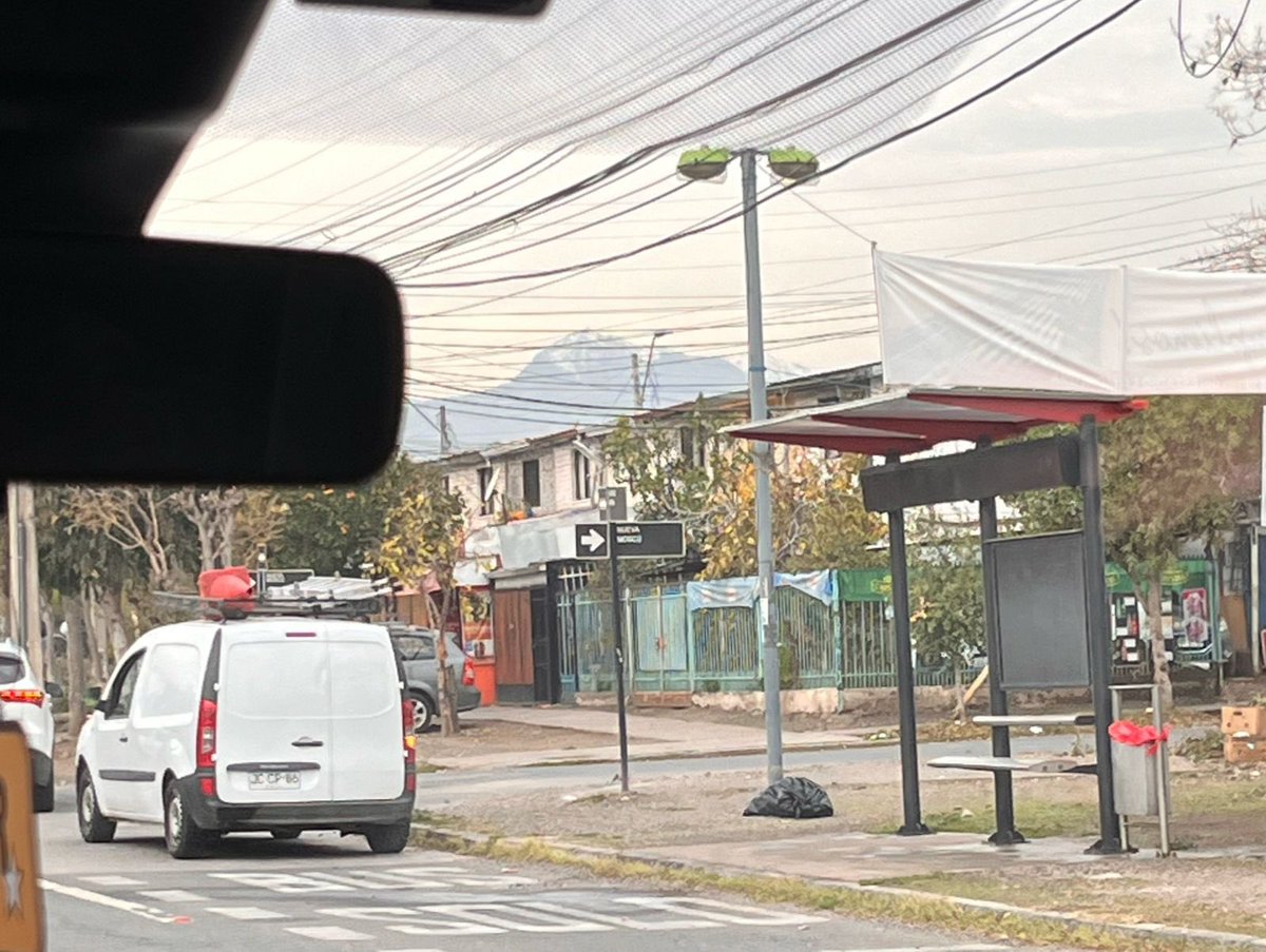 Constan11870047's tweet photo. Hoy como todas las semanas vinieron en esa camioneta  a limpiar el paradero  varasmena  y no encontraron nada mejor que dejar la bolsa que sacaron tirada. cuál es el aporte? No basta con toda basura que ya hay en esta esquina ? @SanMiguel_CL @corposanmiguel https://t.co/JE98wcheC7