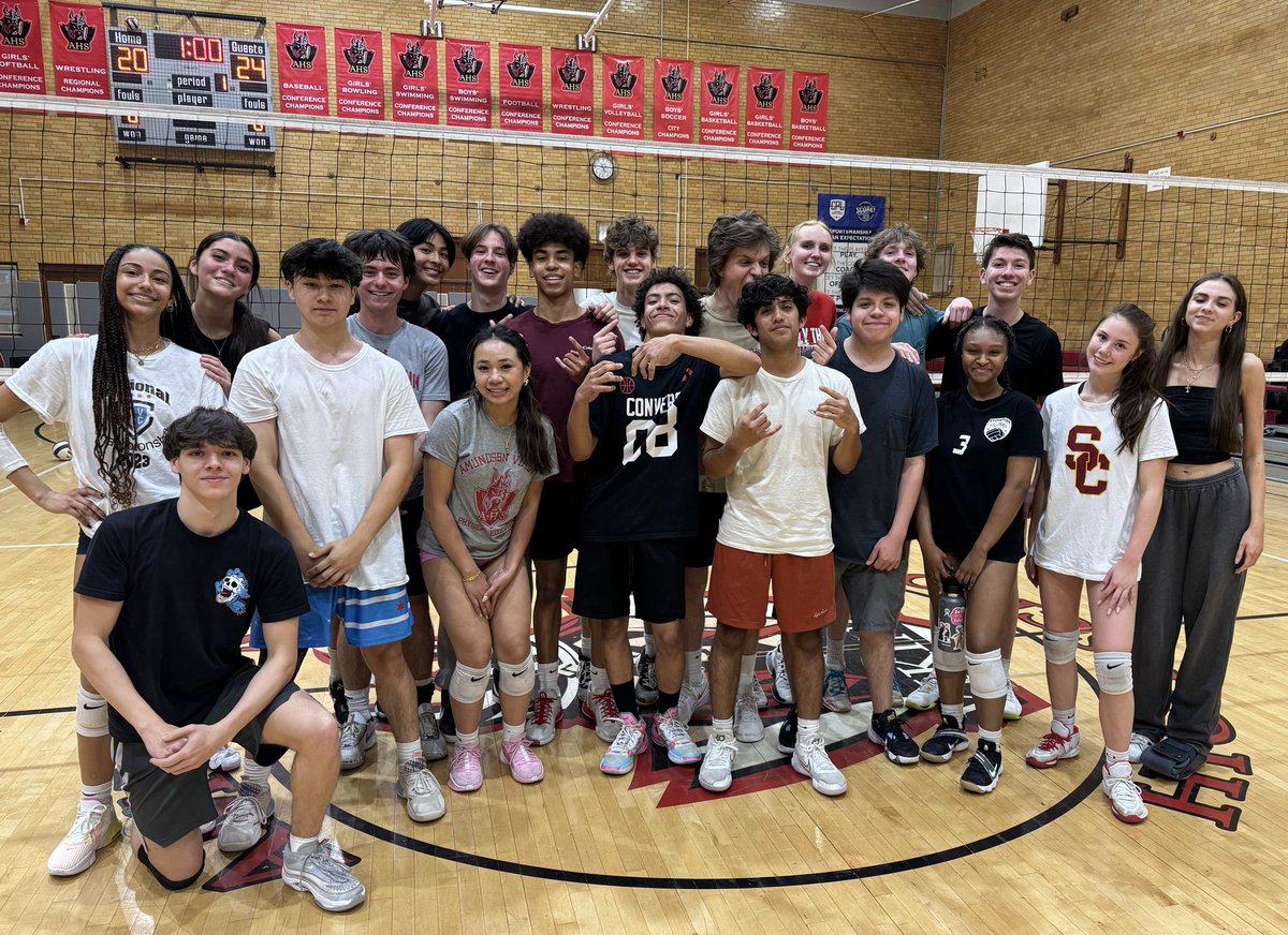 Amundsen Varsity Volleyball tweet media