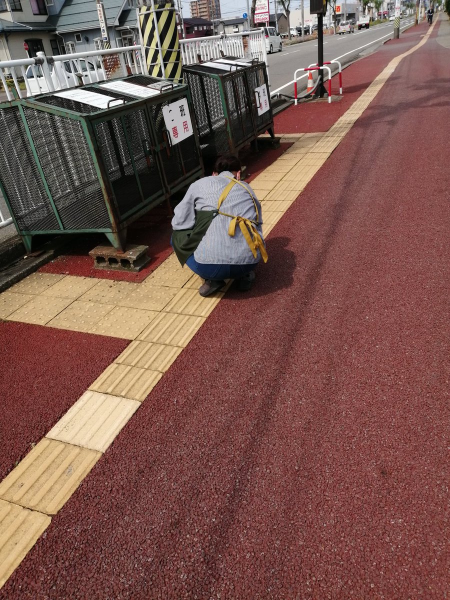 offhouse13001's tweet photo. オフハウス柏崎店では、歩道の草取り・ゴミ拾いをしました！
とても綺麗になりました！
お疲れ様でした！
#ハードオフゴミゼロの日地域貢献 https://t.co/uOjHGrIII8