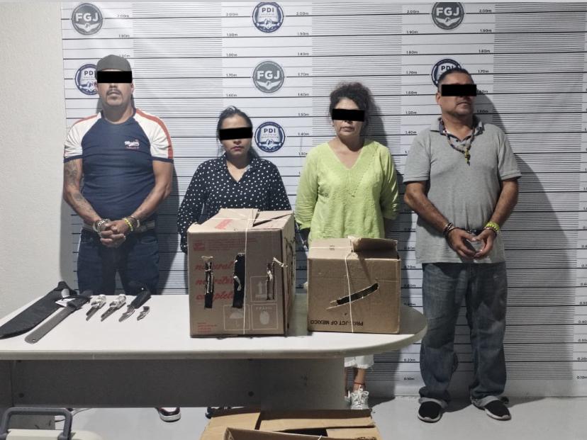 EnlaMiramx_'s tweet photo. Cuatro personas quienes transportaban 25 animales que presuntamente serían sacrificados en prácticas de santería, gallinas blancas, codornices, pollos, chivos, una tortuga y paloma, además de armas, fueron detenidos por @seguridadneza y @FiscaliaEdomex en la Av. Bordo de Xochiaca https://t.co/gIgBCSci25