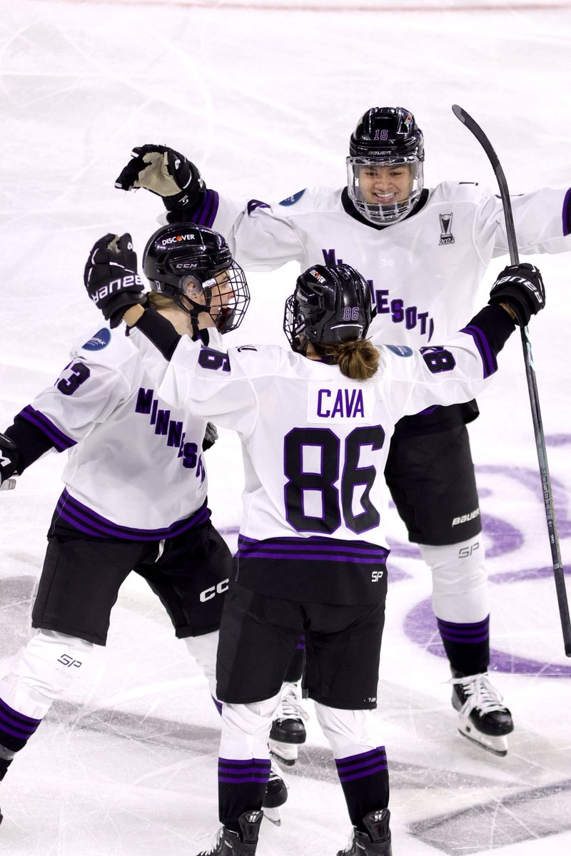 YouthHockeyHub's tweet image. Michela Cava GOAL ‼️

MN up 2-0 on Boston.