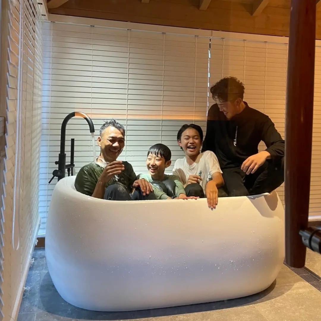 MiyadeCoffee's tweet photo. 今年も1年若い人に支えられて人生を味わい尽くすぞ。

ワッショイ。

#徳之島 #奄美大島 #宮出珈琲園 
#コーヒーの木まるごと #caffeetreeapartment 
#teracecoffeefialds #国産珈琲 #国産コーヒー 
#コーヒー栽培 #コーヒーのないコーヒー店
#コーヒー屋のサーカス https://t.co/4ZkSnFBERN