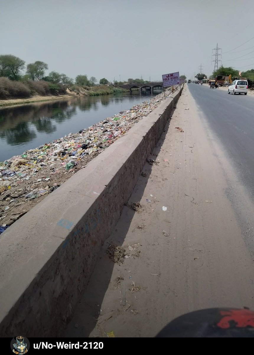 Das ist Faridabad in Indien und das da ist der pure Müll und keinen interessiert es, das ist ein großes Problem, aber hey, wir verbieten hier Plastikstrohhalme und machen für ein Molekül in der Luft gerade D und Europa kaputt.