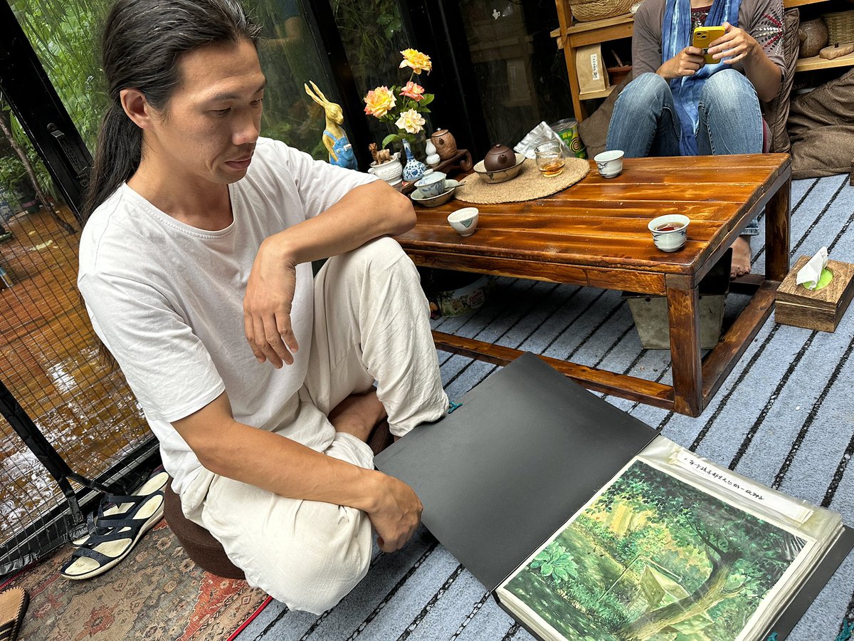 “It’s not just about art,” Li Hua (pictured) says of life in an alternative community north of Beijing. “It’s about being human.” 

🔗 Read more from @PaulSalopek in “Found Art,” a dispatch about tripping into an artists’ colony in northern #China here: outofedenwalk.nationalgeographic.org/articles/2024-…